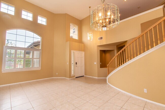 Foto del edificio - Beautiful + Spacious 4 bedroom/3 bath/3 Ca...
