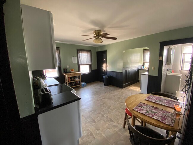 Kitchen : walking in from living room - 12 Arlington St