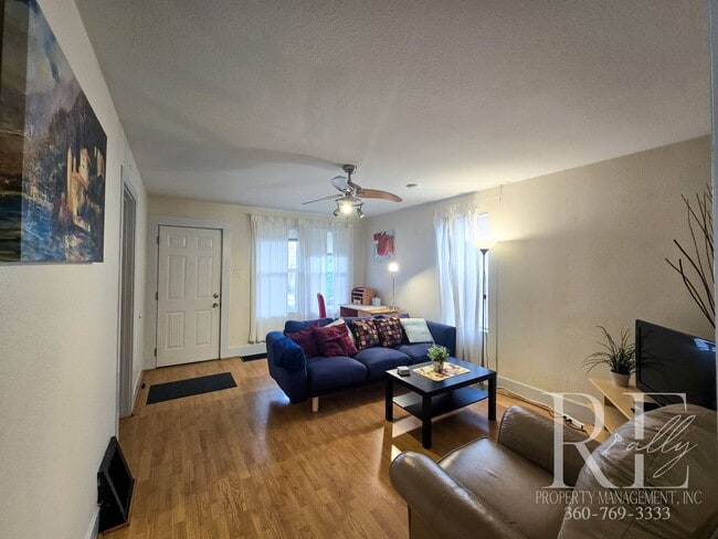 Building Photo - Furnished Top-Floor Duplex in Bremerton | ...