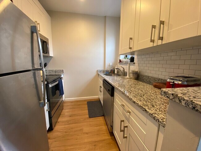 Building Photo - 54 Gainsborough St