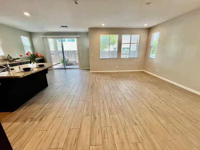 Foto del edificio - Like New 4 Bedroom Home for Rent in Rocklin