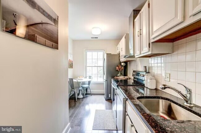 Building Photo - Sun-Drenched 2BR/2.5 BA Townhouse Condo in Gated Sutton Place