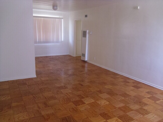 Foto del edificio - 935 W Beach Ave
