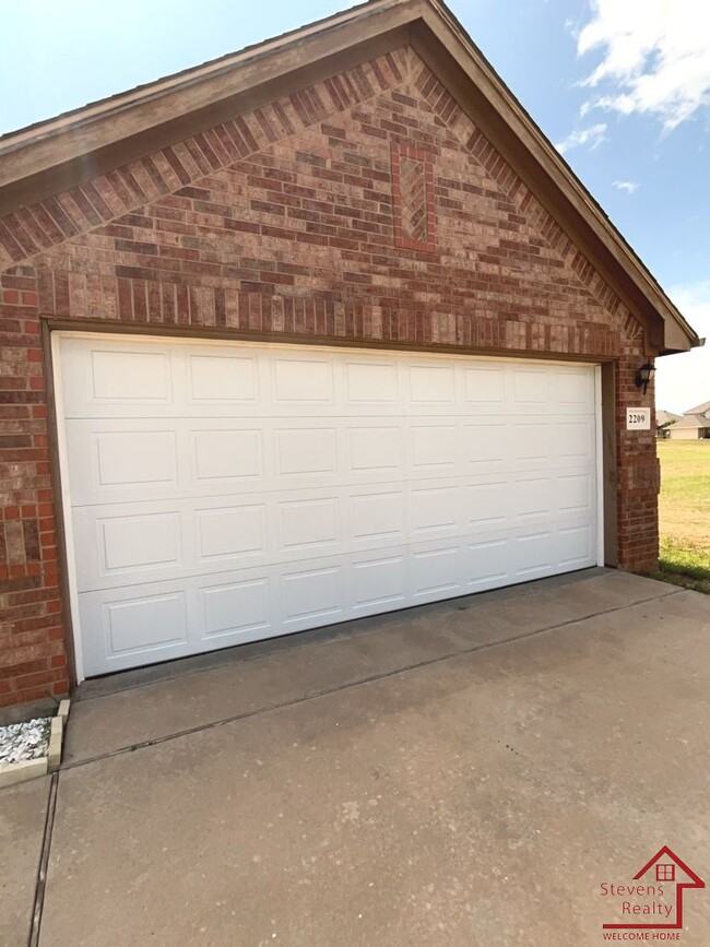 Building Photo - 2209 SW Oxford Dr