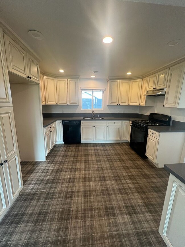 Building Photo - Spacious 4 bedroom, 2 bath single family home