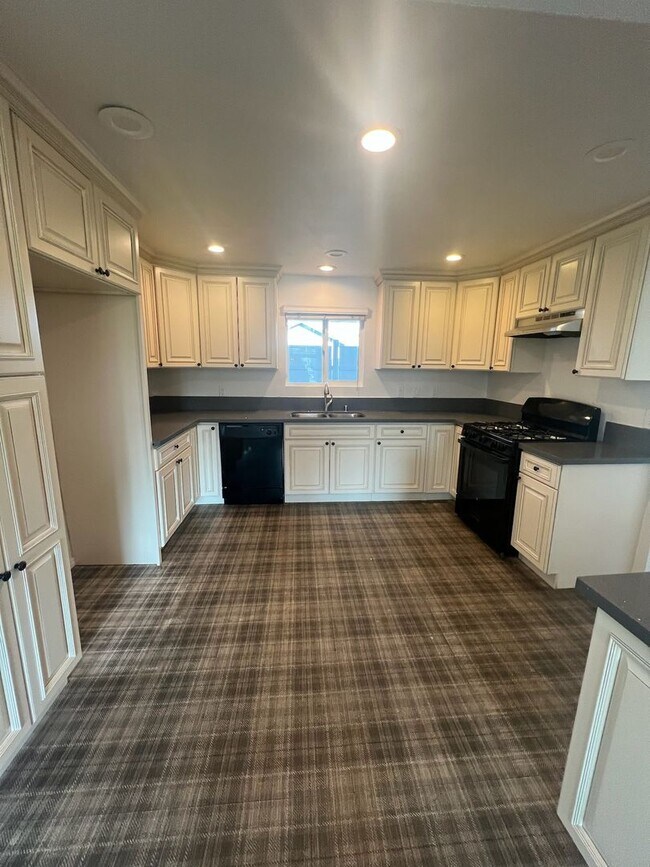 Foto del edificio - Spacious 4 bedroom, 2 bath single family home