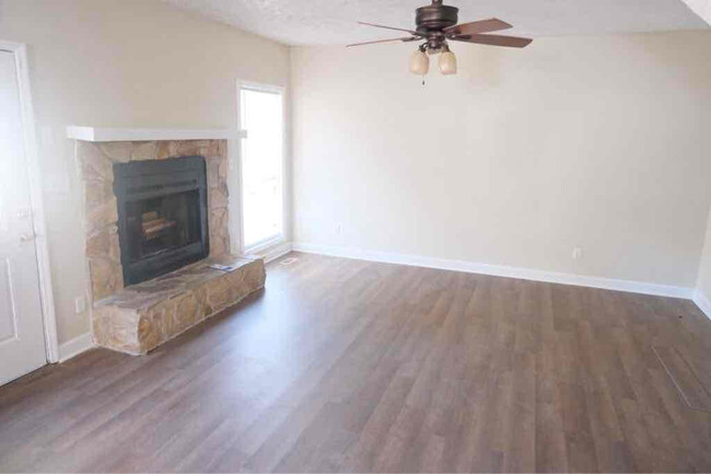 Building Photo - 3920 Foster Dr