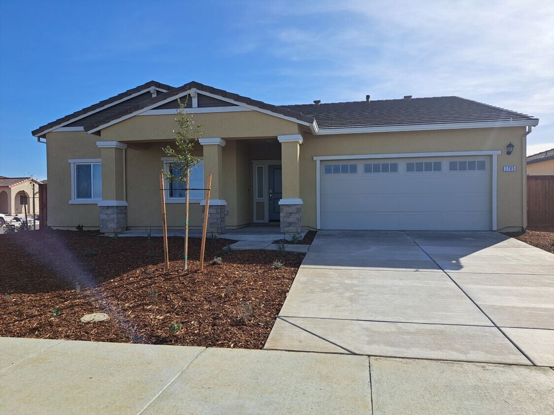 Foto principal - This Smart Home in Dixon is Luxurious with...