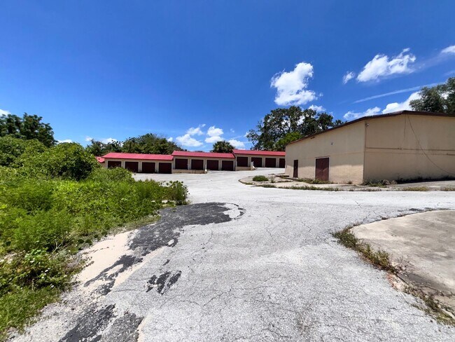 Building Photo - 1/1 Upper Duplex Available