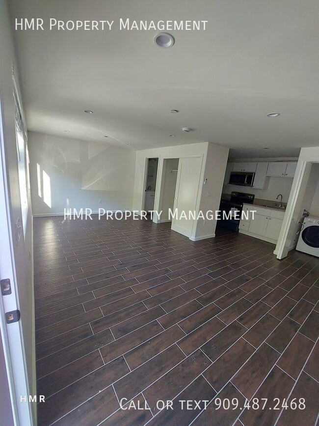 Building Photo - Brand new studio in LA