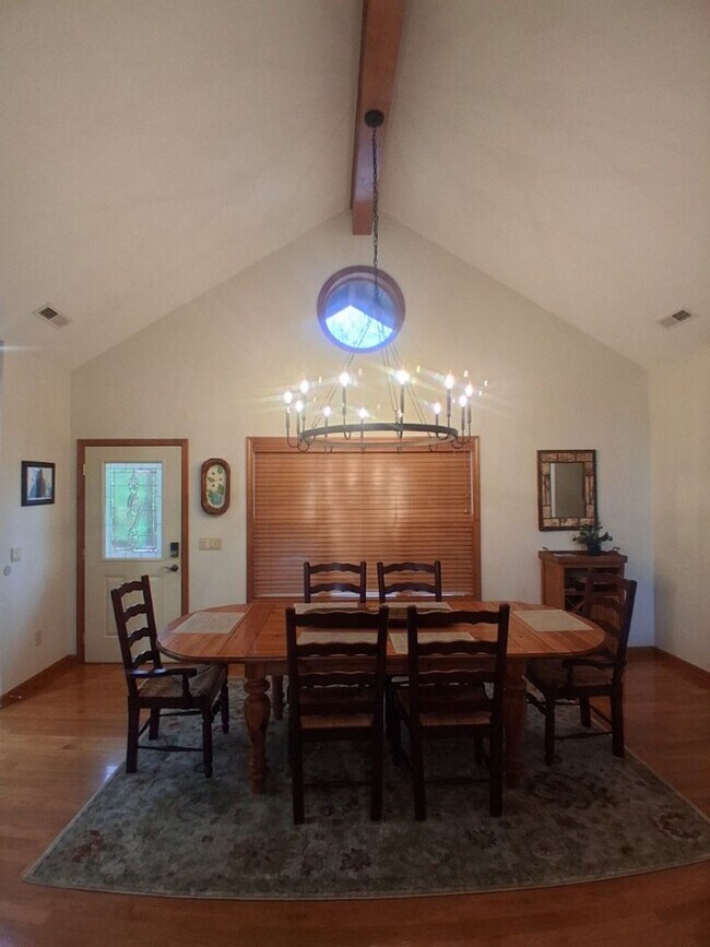 Foto del edificio - $1,800 - 2 Bed / 2 Bath Furnished Luxury Creekside Condo Overlooking 18th Fairway at SMCC