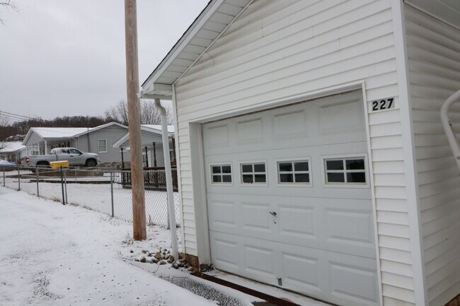 Foto del edificio - 3 Bedroom, 2 bath, house located in Cheat ...
