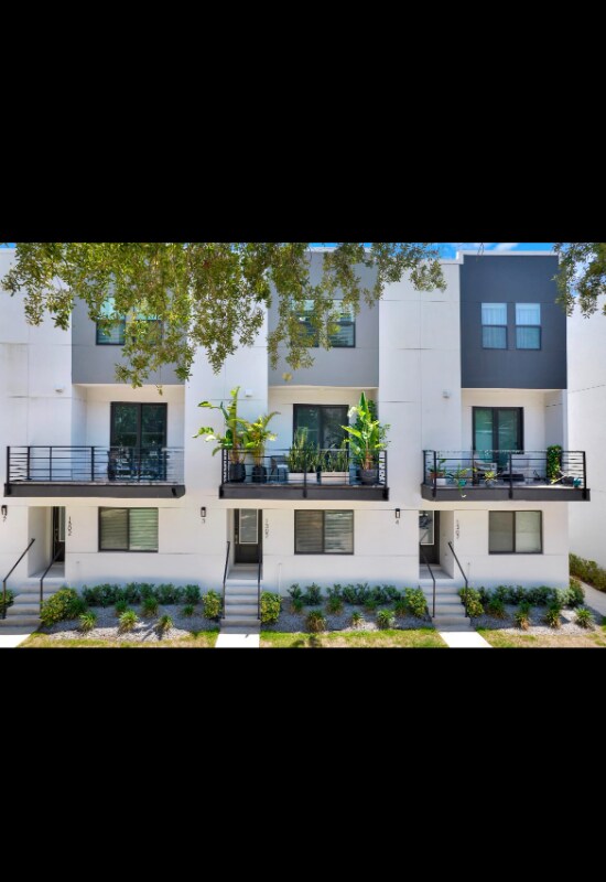 Primary Photo - 1302 W Carmen St