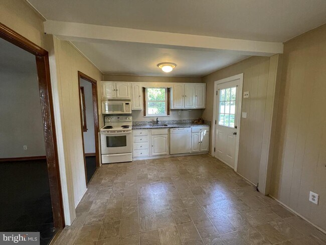 Building Photo - 40166 Rosebud Ln