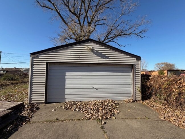 Building Photo - 2 Bedroom 1 Bath House For Lease Call 313-429-3244 KPM Detroit For Easy Showings