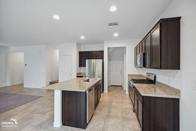 Building Photo - Spacious 3Bdm 2.5Ba Home with Open Floor P...