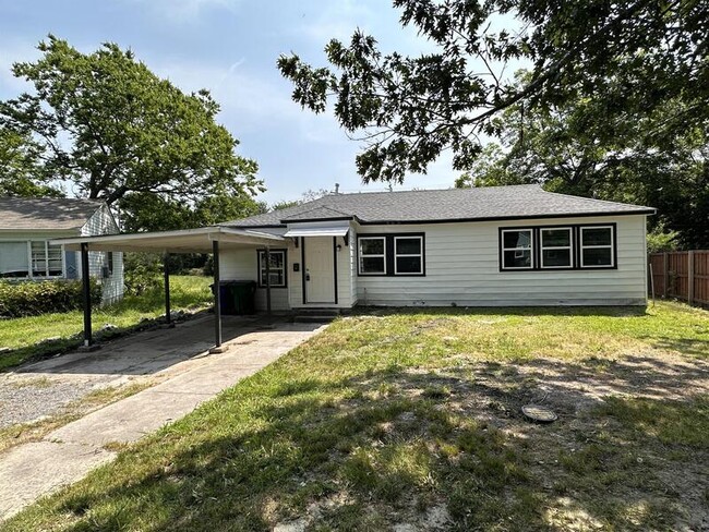 Building Photo - 560 Loraine Cir