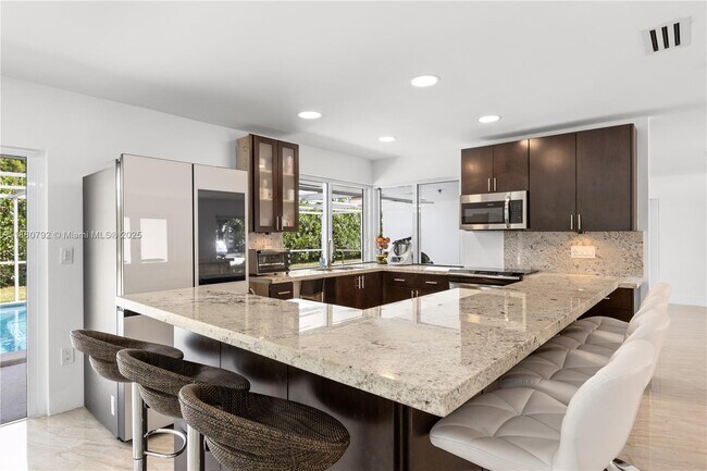 Foto del edificio - 6895 Pinehurst Dr