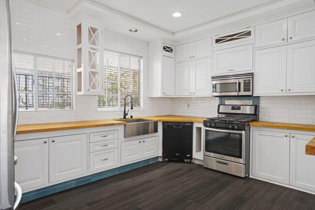 Foto del edificio - 850 N Poinsettia Pl