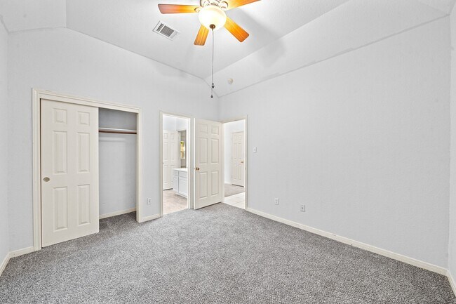 Foto del edificio - 4815 Plum Forest Rd