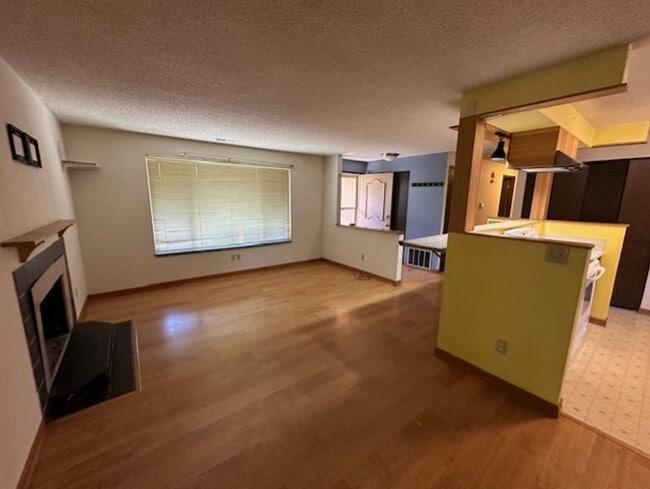 Building Photo - Clean 3 Bedroom Home With A One Car Garage...