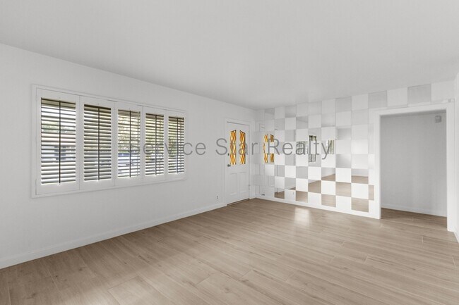 Building Photo - 3215 N 20th Pl