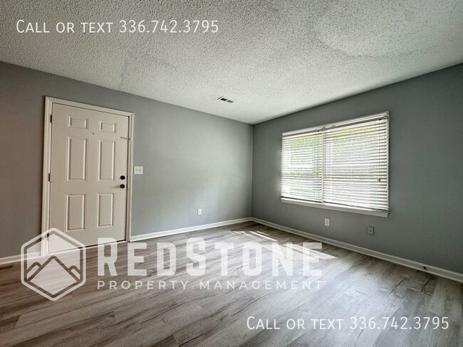 Building Photo - 2 Bedroom, 1 Bath - Apartment