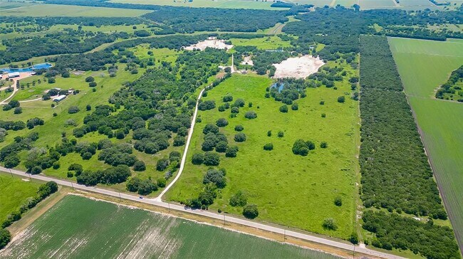 Foto del edificio - 21910 Rycade School Rd