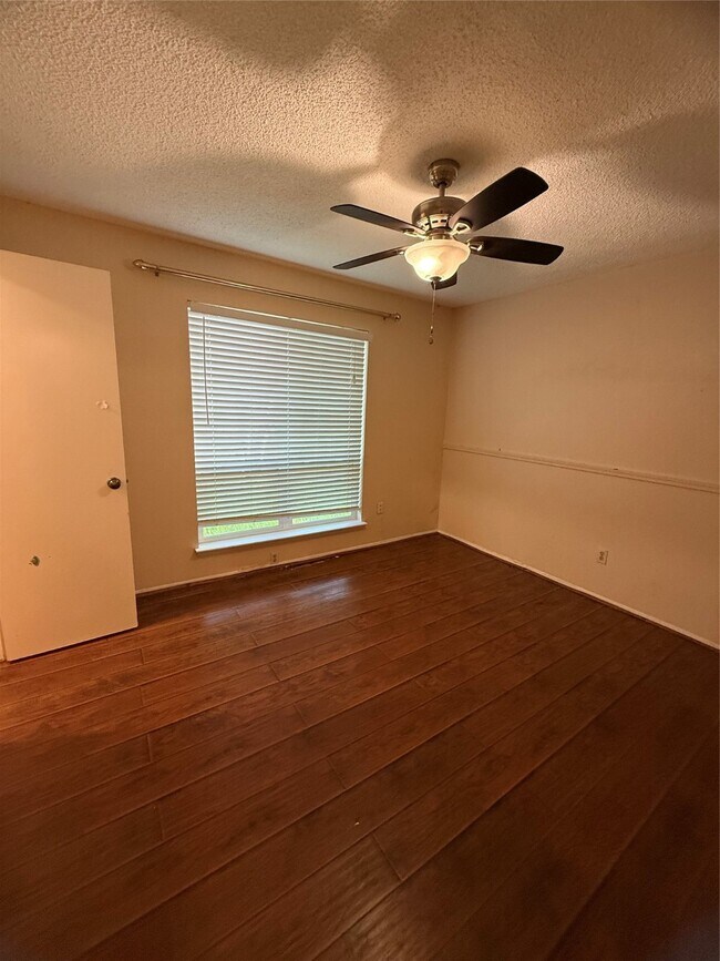 Foto del edificio - 4027 Summit Valley Dr