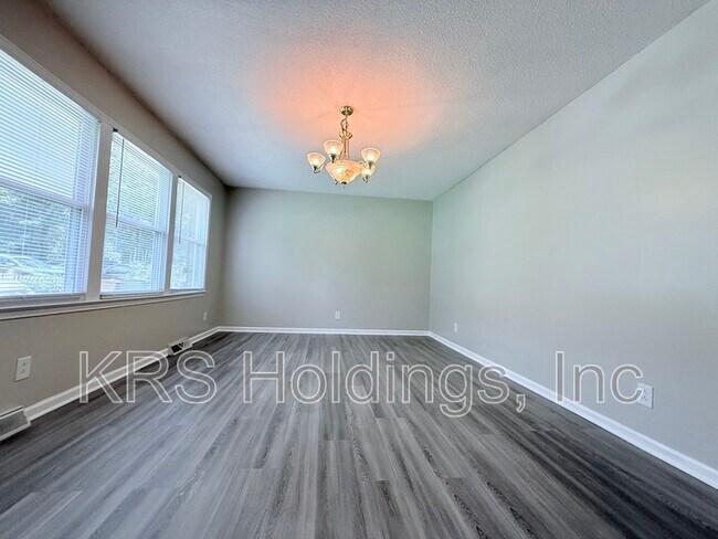 Building Photo - 715 White Oak Dr