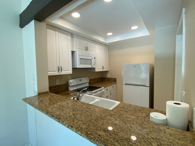 Granite Counter Tops - 23271 La Glorieta