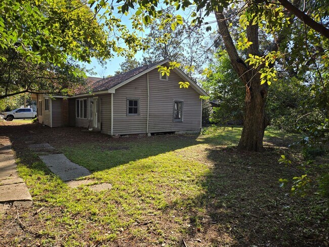 Building Photo - 3 Bedroom 2 Bathrome home in the City of N...