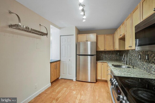 Building Photo - 309 Yoakum Pkwy
