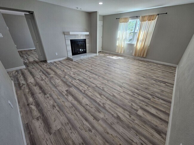 Building Photo - **MOVE IN SPECIAL** $750 OFF FIRST MONTH'S...