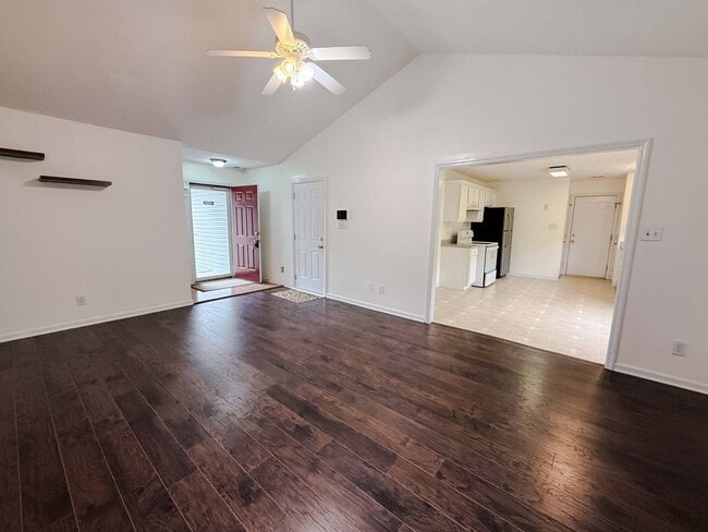 Foto del edificio - 7704 Redwood Ave