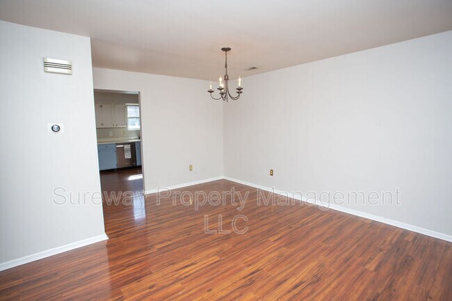 Foto del edificio - 125 Crosley Dr