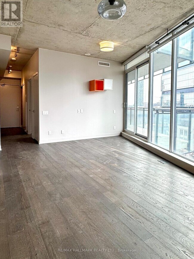 Building Photo - 318 King St E