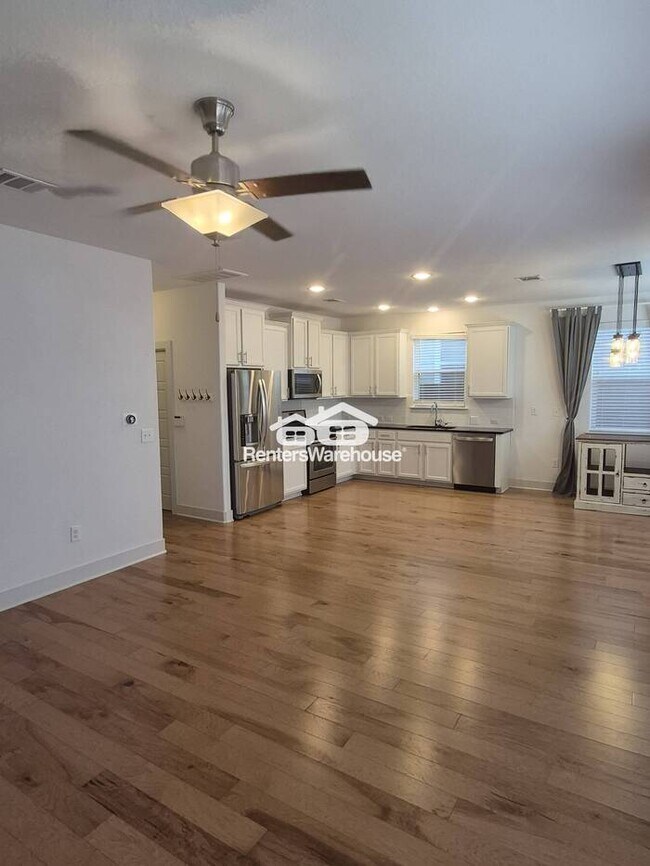 Building Photo - Coming soon! A Modern home, minutes from downtown.