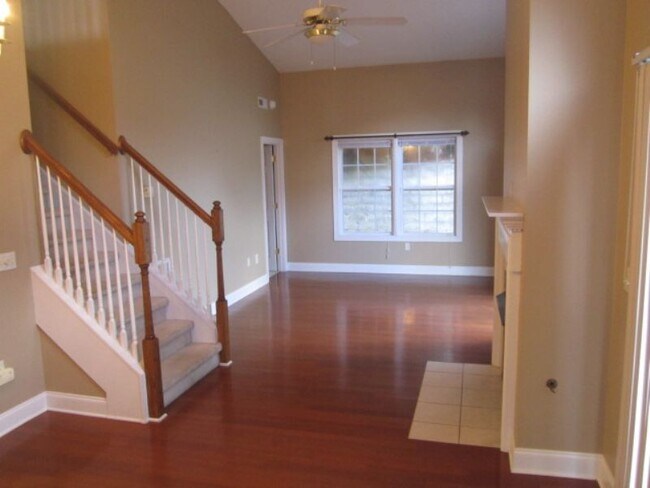 Building Photo - End unit Spacious Townhouse