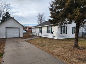 Building Photo - 516 N Broadwell Ave