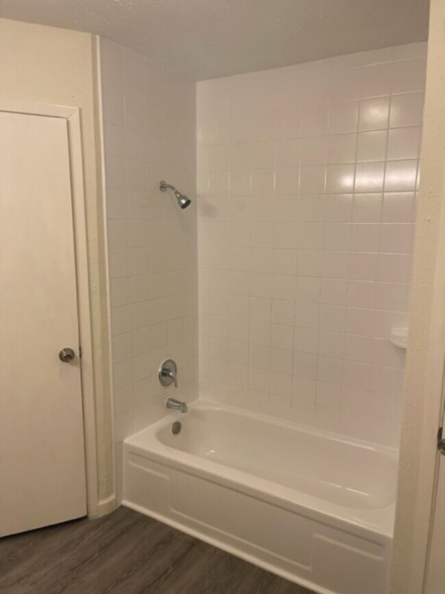 Foto del edificio - 3105 Tree House Cir