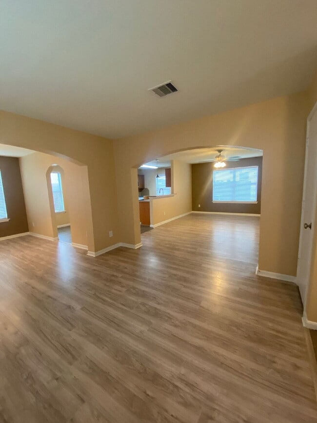 Foto del edificio - Spacious 4Bed, 2.5 Bath plus Bonus Room, 2-story home in the desirable Remington Grove community!