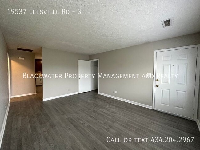 Foto del edificio - 19537 Leesville Rd