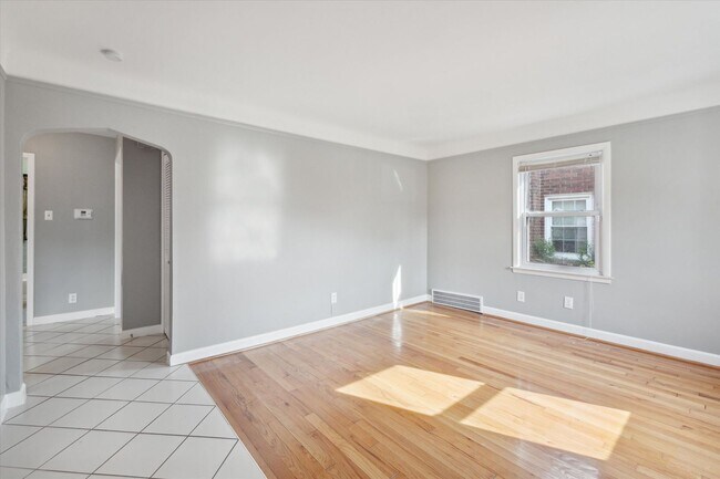 Building Photo - 3 bedroom bungalow - $1300 - ACCEPTS SECTI...