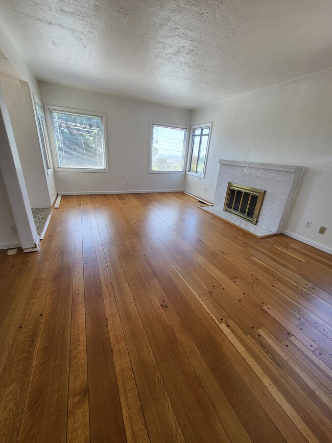 Building Photo - 906 Balra Dr
