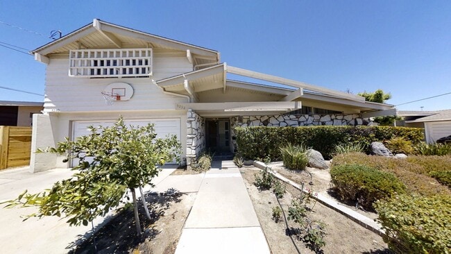 Foto del edificio - POOL house! BIG rooms! 8 Bedrooms (Lease out, pending signatures. Check back in a few days!)