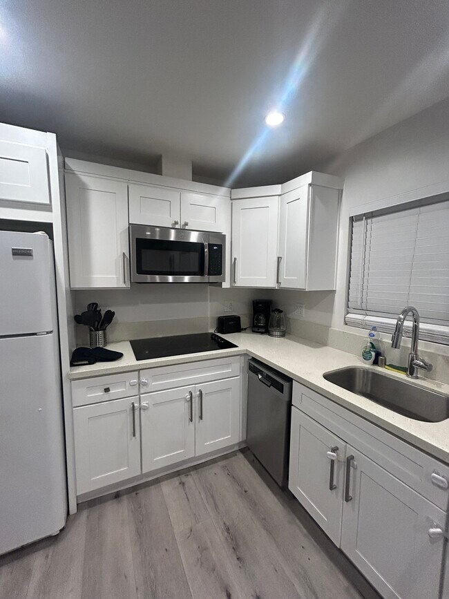 Cocina - Muchos armarios de almacenamiento - 8549 Elizalde Ave
