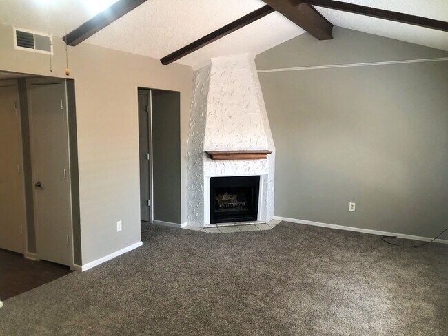 Foto del edificio - MOVE IN SPECIAL For This Captivating Townh...