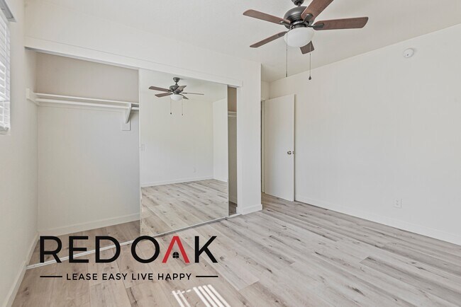 Foto del edificio - 4652-4654 Grey Dr