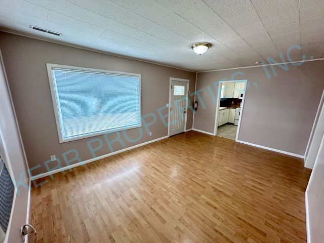 Foto del edificio - Spacious 3-Bedroom Duplex Retreat in Portland – 1000 Sq Ft of Comfort!